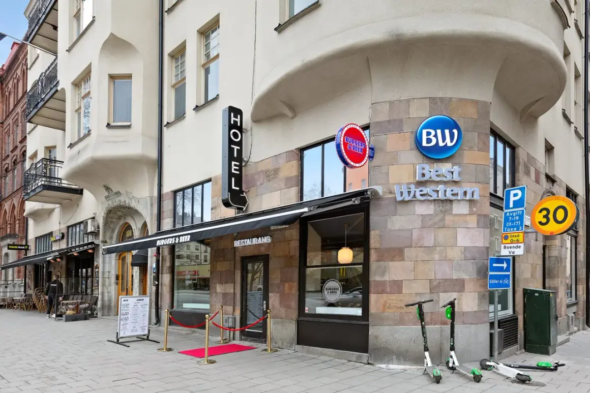 Best Western hotel vid 108, med restaurang Burgers & Beer och en taco bar. Elsparkcyklar står parkerade utanför.