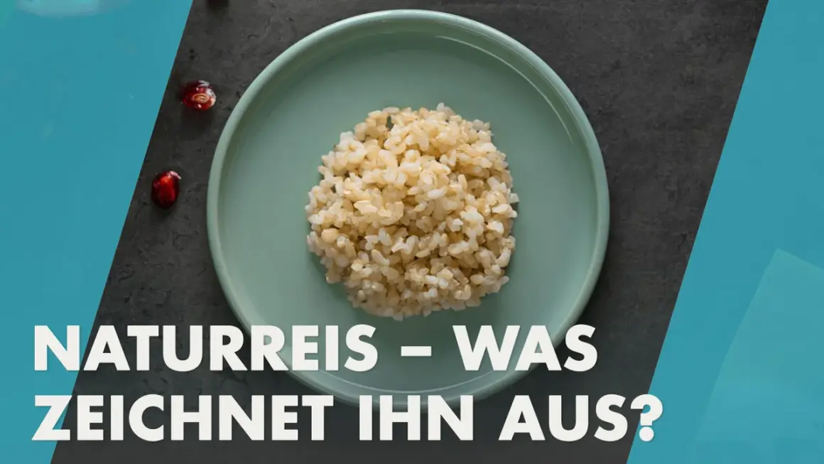 Naturreis auf einem Teller, der den Unterschied zu Vollkornreis erklärt.