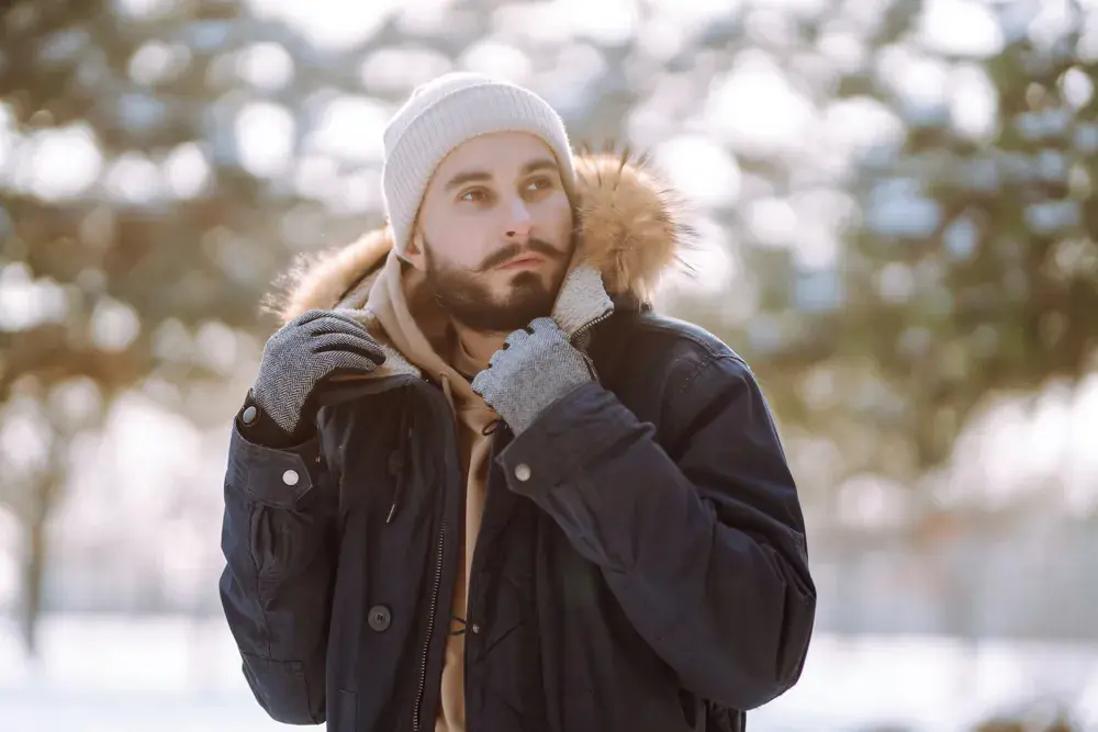 Elegancka czapka męska – jak wybrać idealny model i stylizować go?