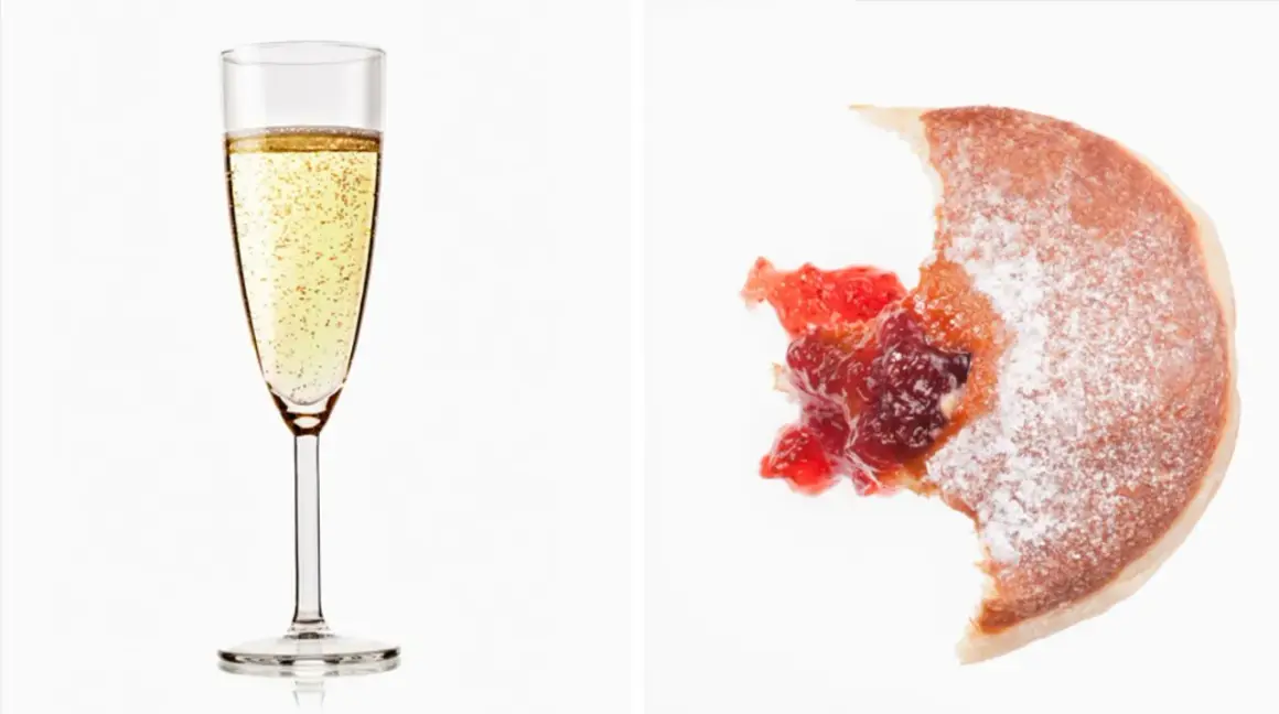 Glas Prosecco und ein angebissener Krapfen mit Marmelade. Über Prosecco Kalorien muss man sich hier wohl keine Gedanken machen.
