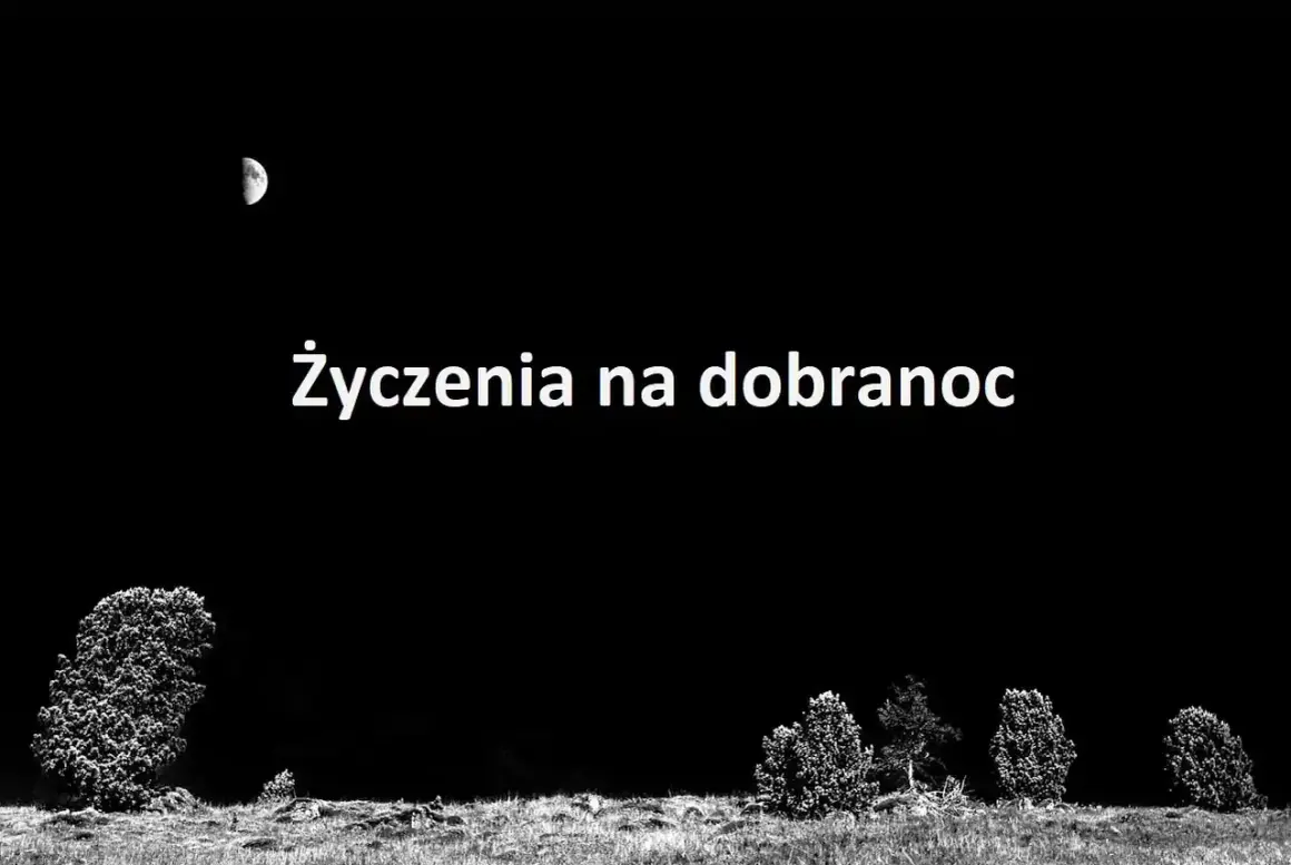 Księżyc na nocnym niebie nad polami i drzewami. Napis "Życzenia na dobranoc" zaprasza do spokojnego snu.