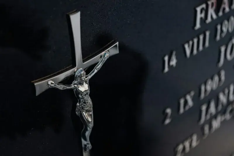Jak sprawdzić datę pogrzebu w Lesznie i uniknąć nieporozumień