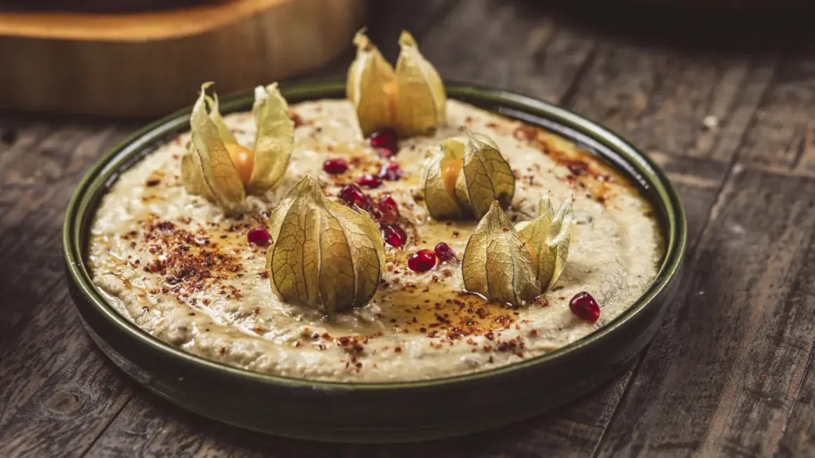 Krämig baba ganoush med physalis och granatäppelkärnor, perfekt för ett festligt baba ganoush recept.