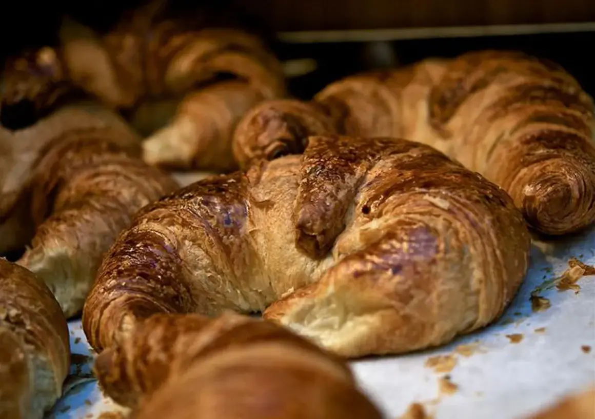 Croissants dorados, un clásico de la gastronomía francesa, listos para disfrutar.