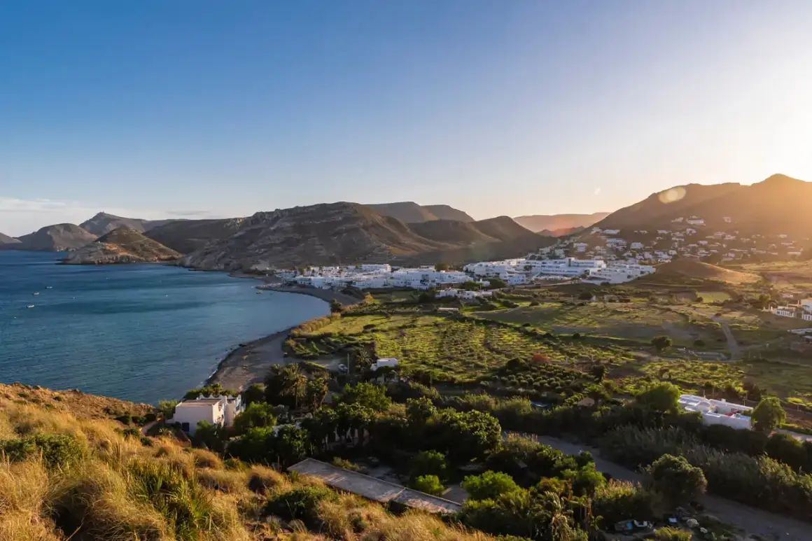 Vista de Las Negras, Almería, con su bahía azul y casas blancas que evocan un espíritu hippie.