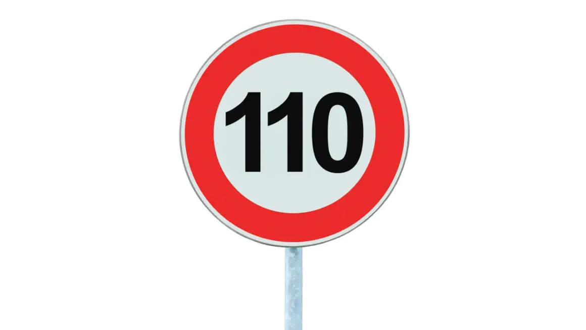 Panneau de limitation de vitesse à 110 km/h, souvent appliqué comme limitation de vitesse jeune conducteur.