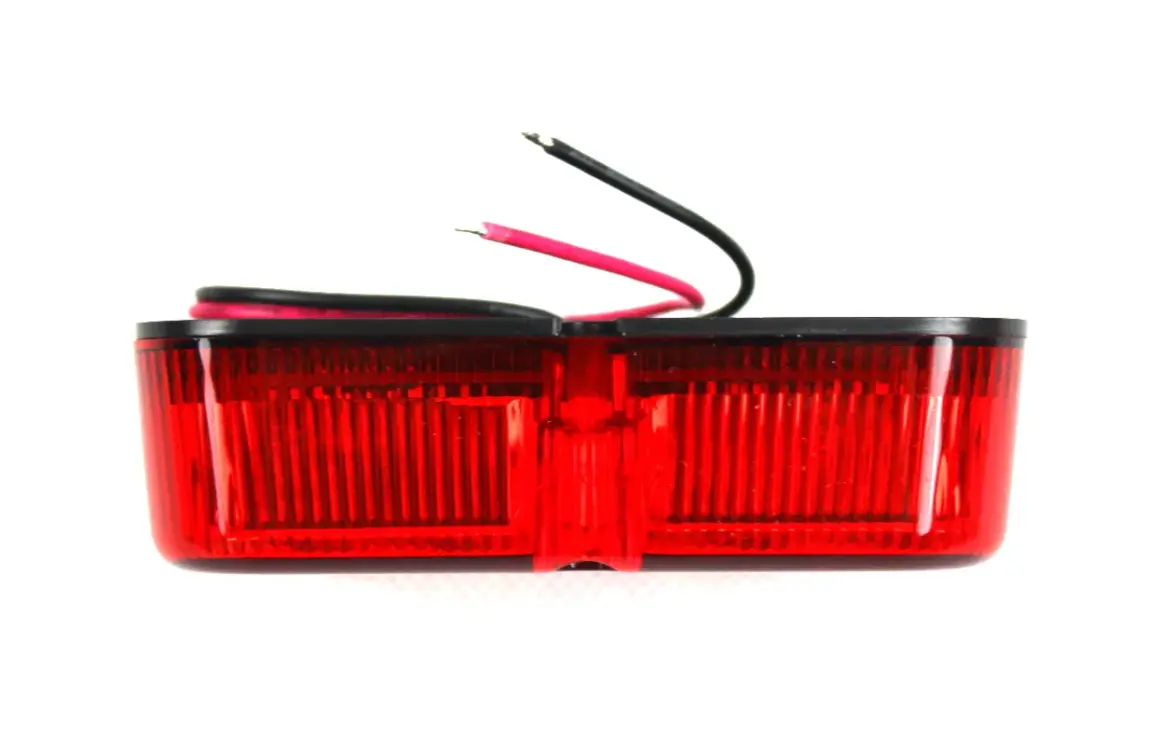 Czerwona lampa przeciwmgielna tylna z dwoma przewodami, gotowa do montażu.