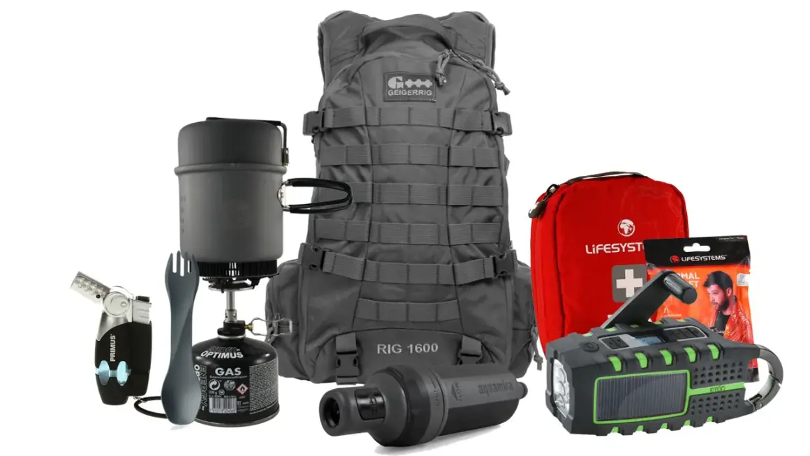Utrustning för en bug out bag i Sverige: ryggsäck, kök, gas, tändare, vattenfilter, första hjälpen-kit och en vevradio/lykta.