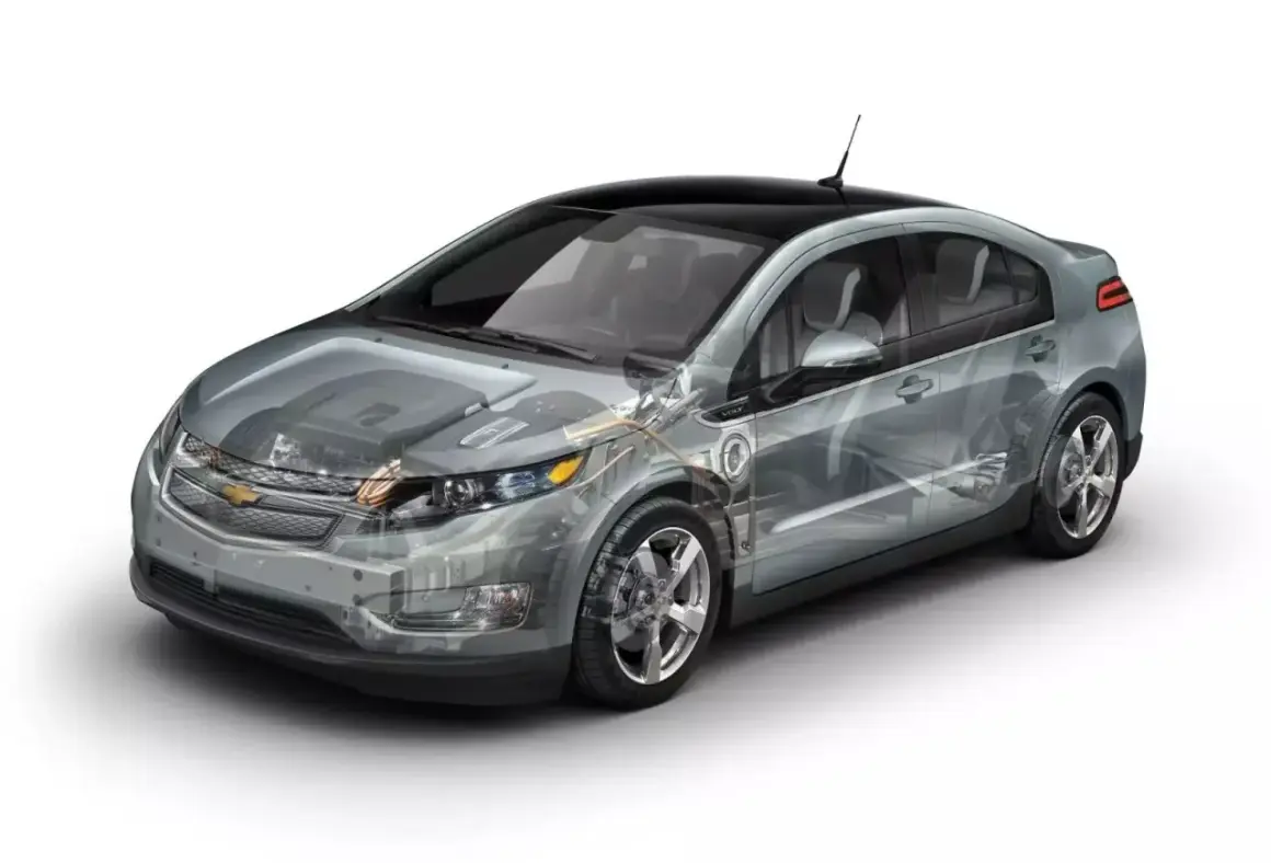 Przezroczysty Chevrolet Volt ukazuje swoje wnętrze i mechanizmy.