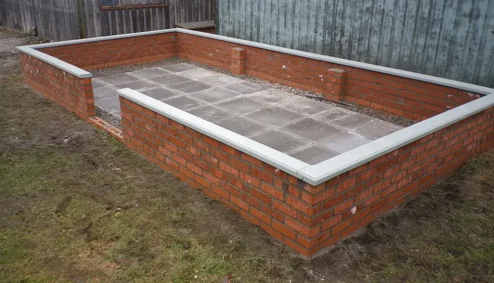 Fundament pod szklarnię: Jak wybrać i zbudować trwałą podstawę?