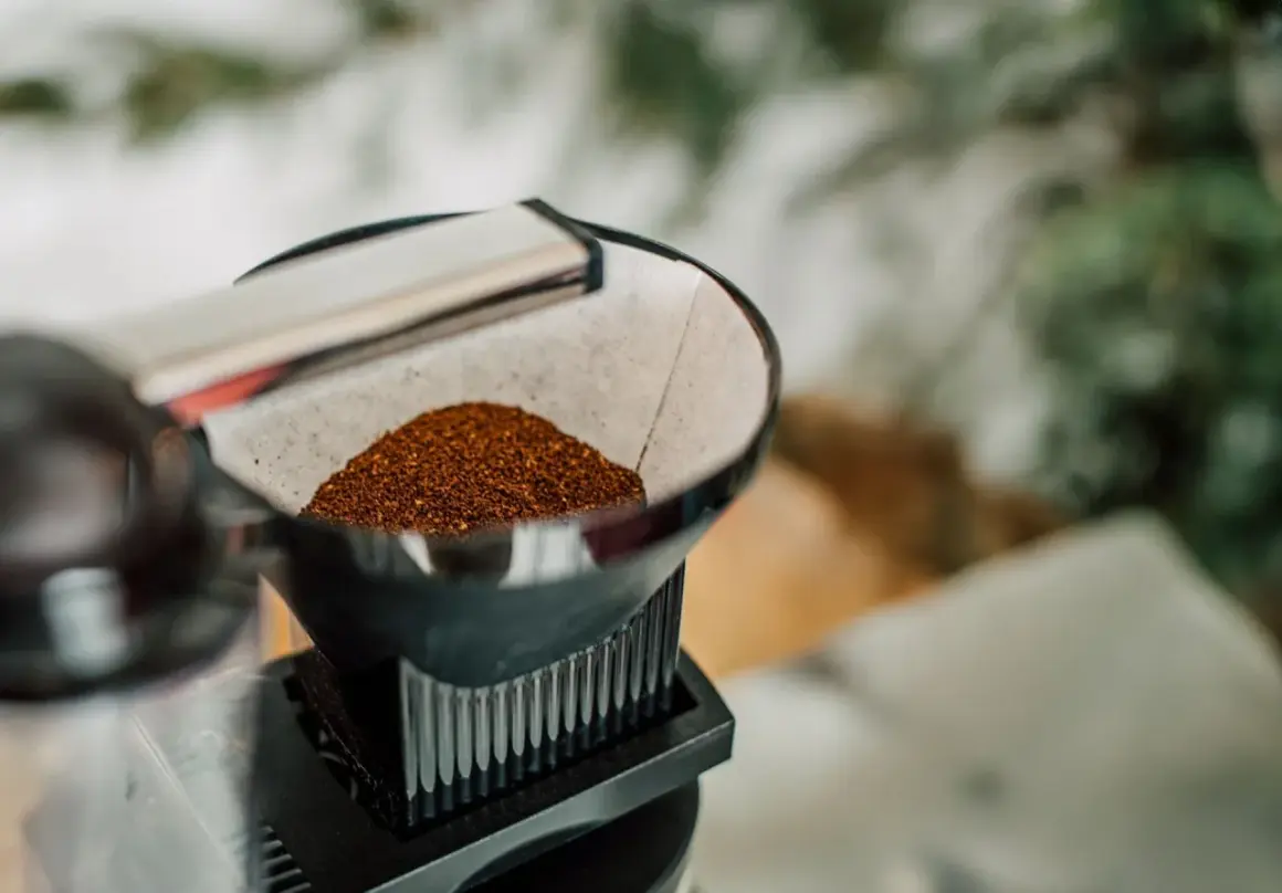 Färskt malet kaffe väntar i ett filter. Snart är det dags att koka kaffe och njuta av morgonen.
