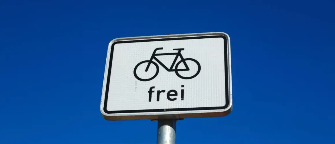 Ein Schild mit einem Fahrradsymbol und dem Wort "frei" darunter. Radfahrer frei!