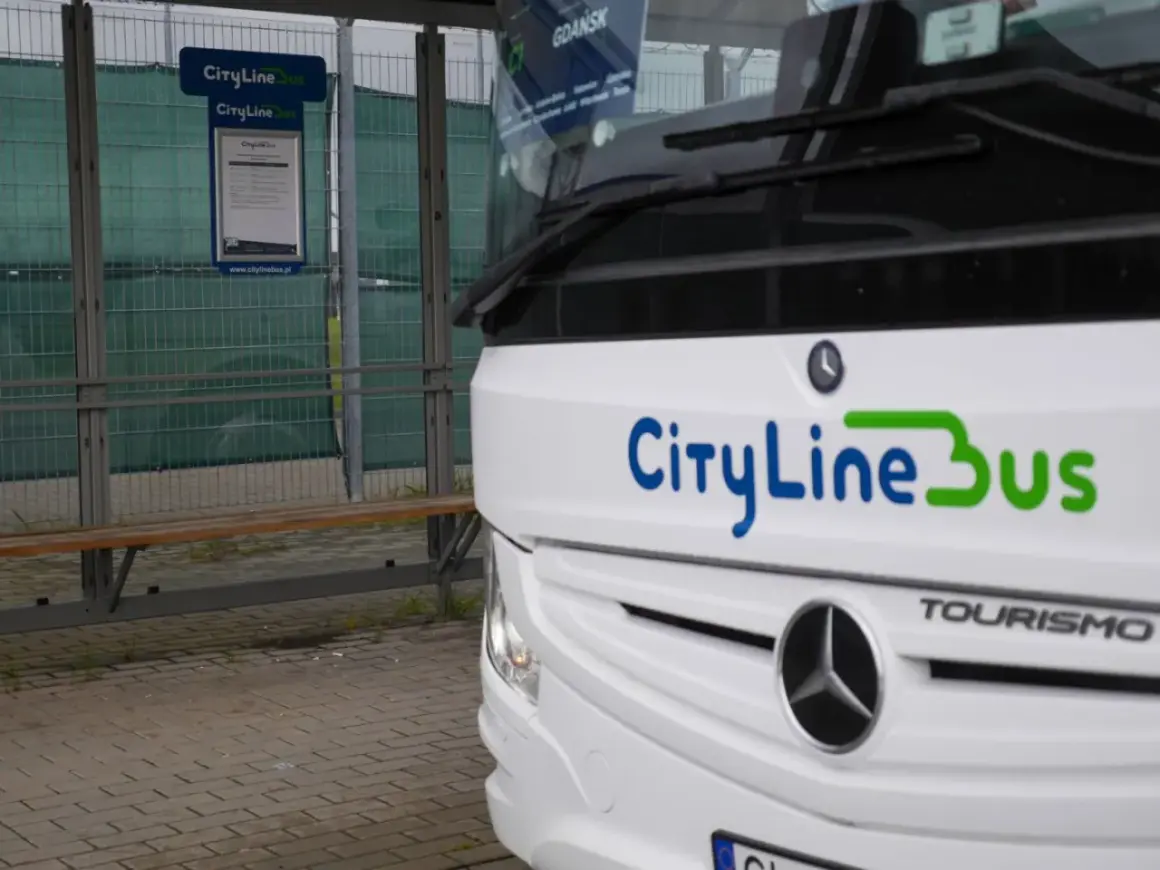 Autobus CityLineBus czeka na pasażerów na przystanku. Może to być podróż z Kielc na lotnisko w Katowicach.