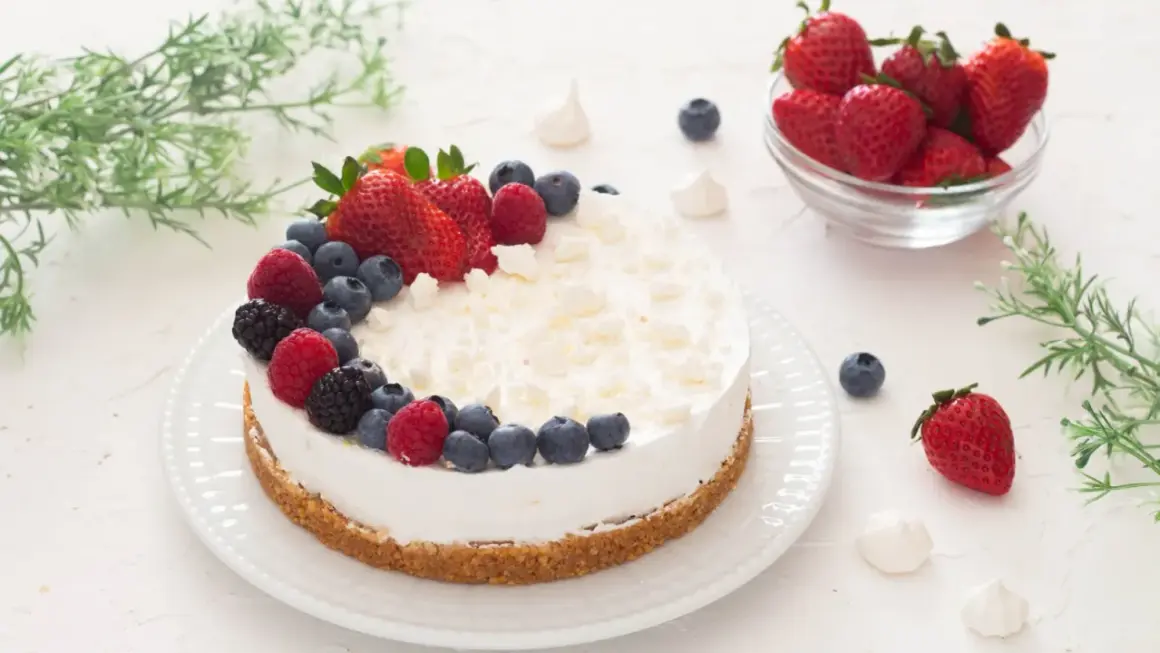 Deliziosa torta festa della mamma con frutti di bosco freschi e meringhe, perfetta per celebrare.
