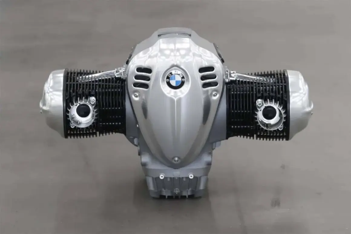 Motor boxer BMW plateado con aletas de refrigeración negras y el logo de BMW en el centro.