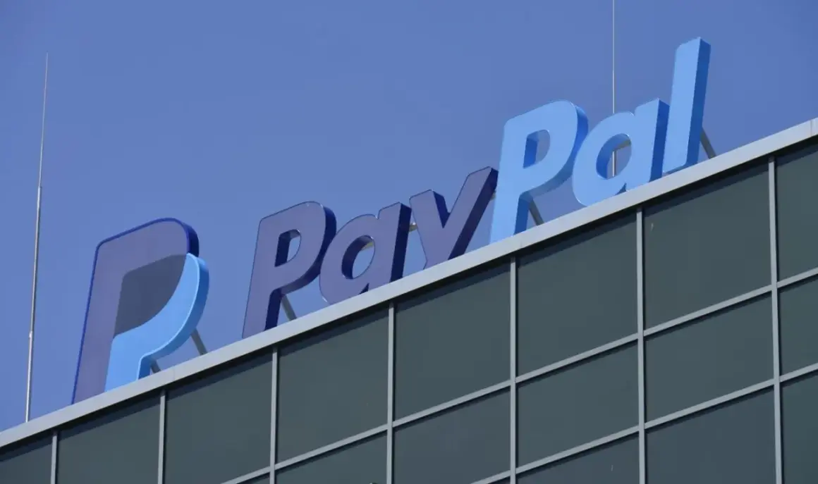 Logo PayPal na budynku. Dowiedz się, jak działa PayPal, aby łatwo płacić online.