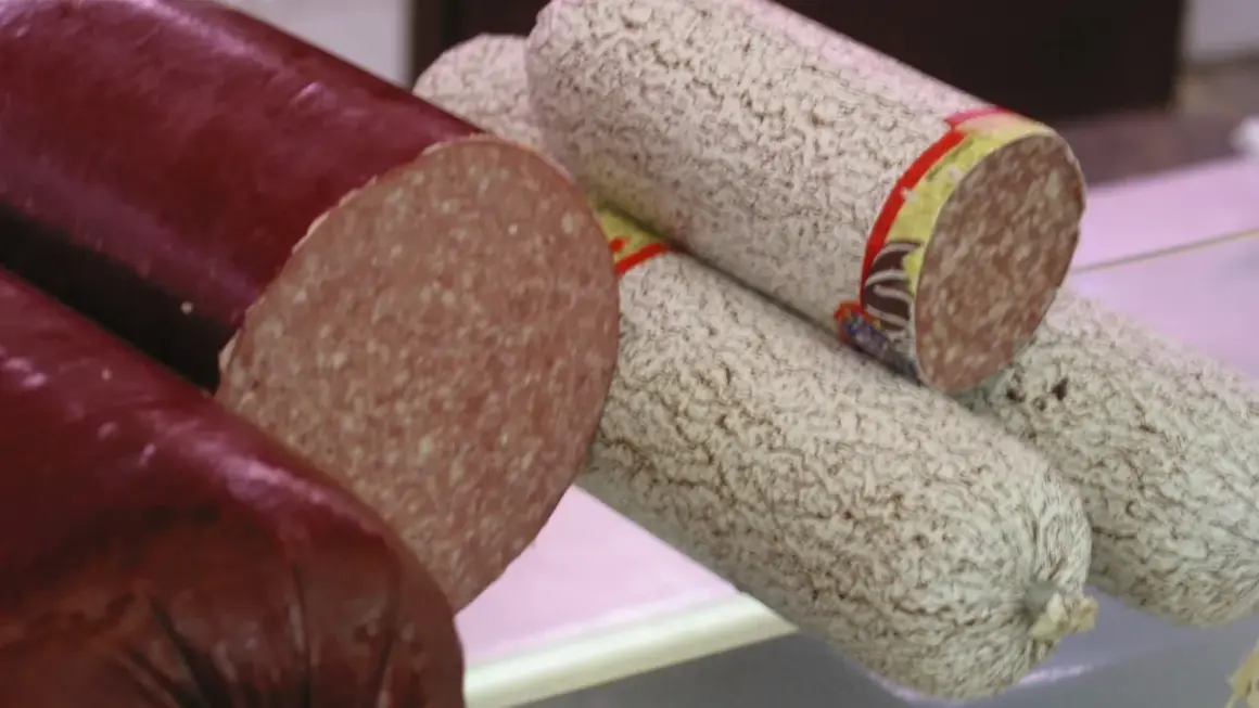 Kawałek ciemnej i jasnej salami, z czego jest salami, widać przekrój.