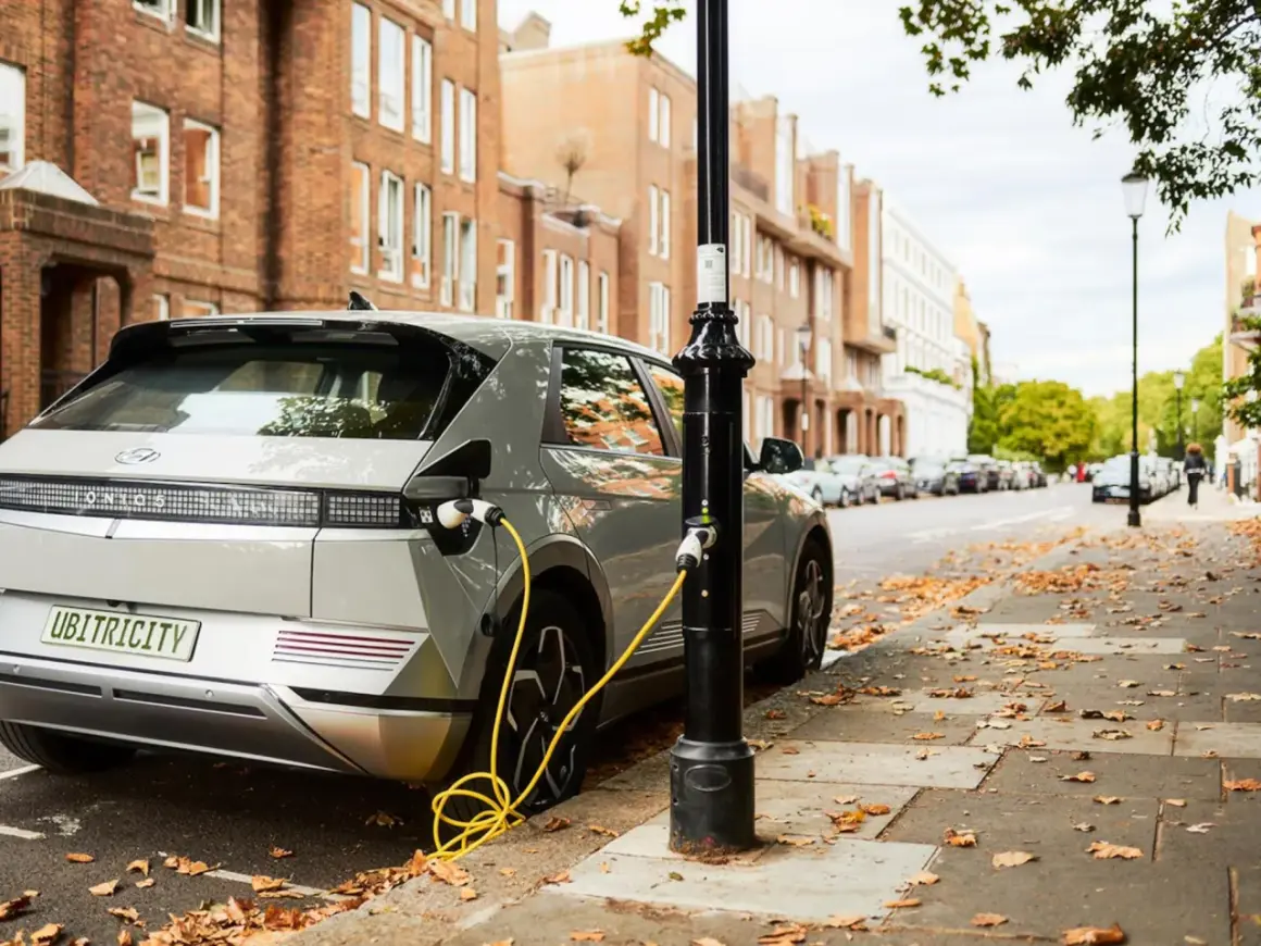 Coches eléctricos noticias: un Hyundai Ioniq 5 cargando en una calle de Londres, con edificios de ladrillo y hojas caídas.