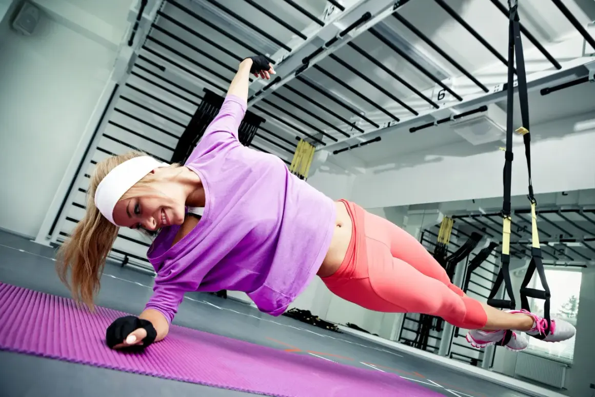 Frau macht seitlichen Unterarmstütz auf Matte, ein Beispiel für funktionelles Training.