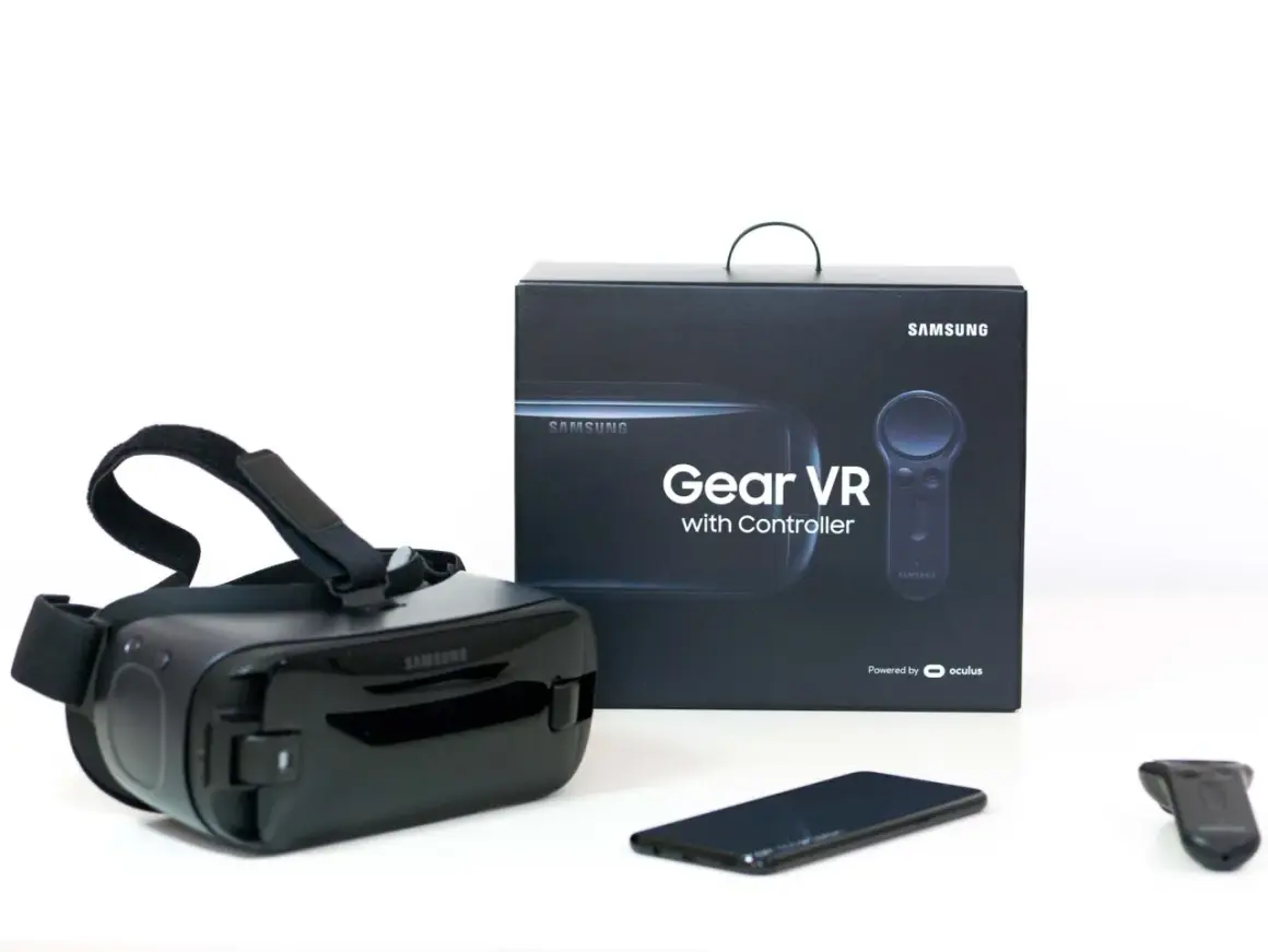 Zestaw Samsung Gear VR z kontrolerem i telefonem. Sprawdź, jakie telefony Samsung współpracują z tym gogle VR.