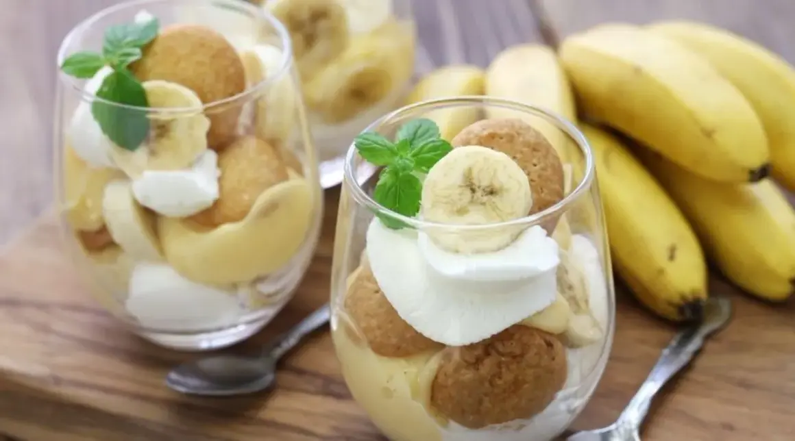Szybki deser z bananów, ciastek i kremu. Idealny, gdy masz ochotę na coś słodkiego.