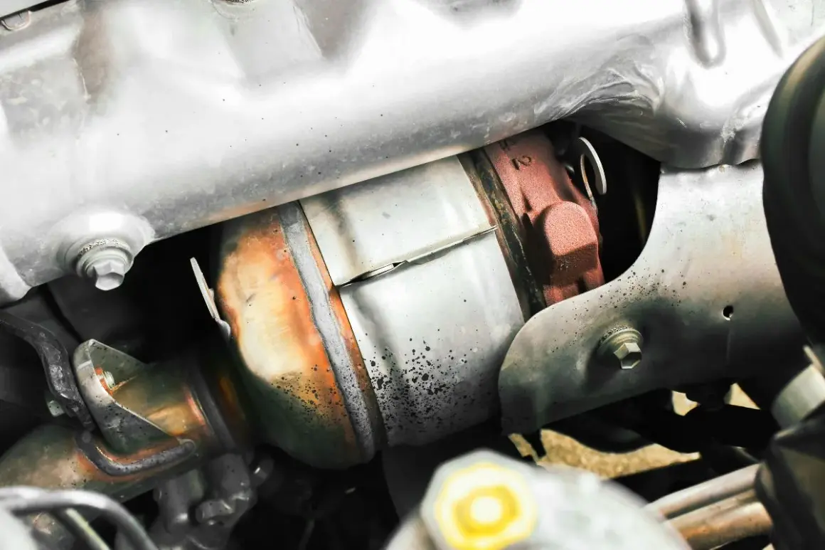 Système d'échappement de voiture, avec un catalyseur rouillé. La suppression du FAP peut permettre un gain de puissance.
