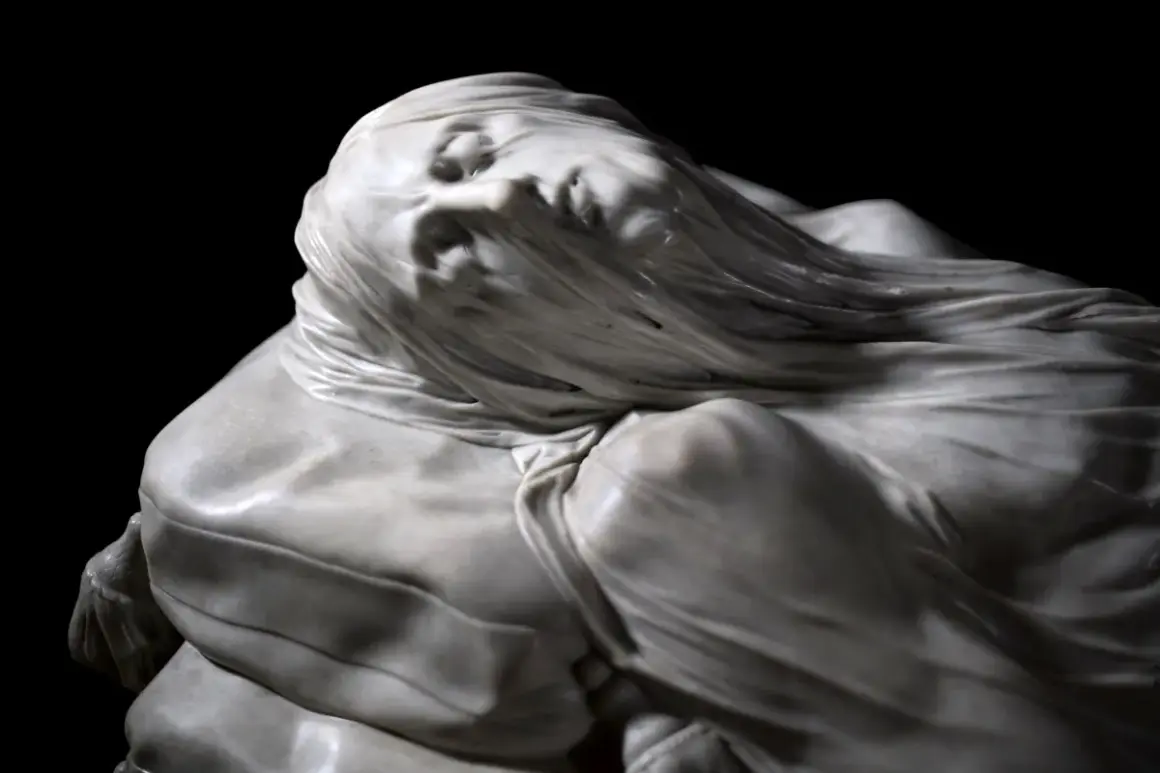 La Pudicizia napoletana, scultura in marmo che incarna la grazia e la fragilità, con un velo che copre il volto.