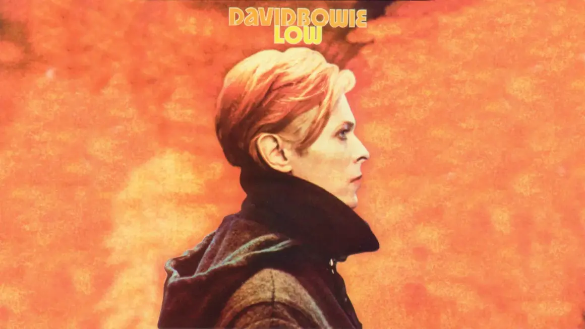 David Bowie in profilo, con sfondo arancione sfumato. L'iconica copertina dell'album "Low" che anticipa le sue canzoni.