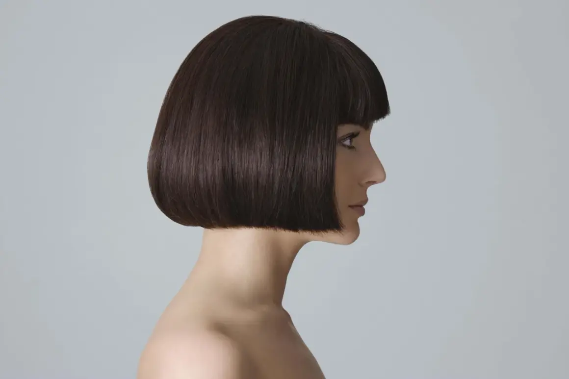 Profilo di donna con french bob scuro e netto. Un taglio che valorizza i lineamenti, un classico intramontabile.