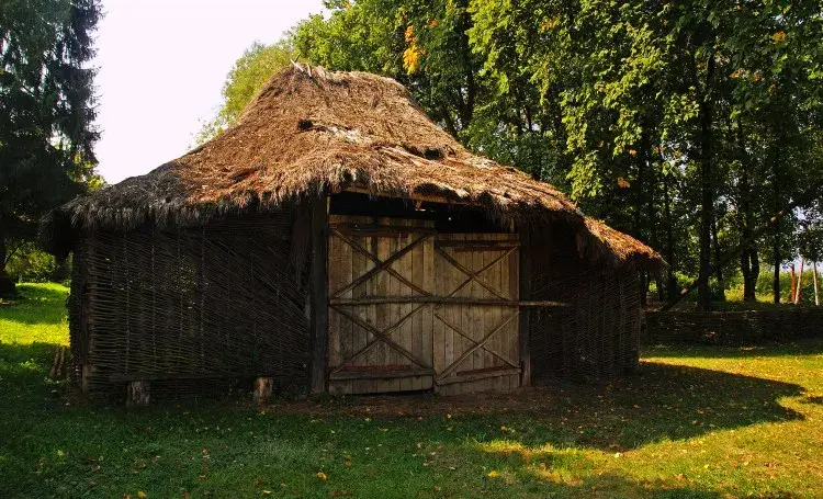 Skansen w Holi: Co musisz wiedzieć przed wizytą? Sekrety Polesia.