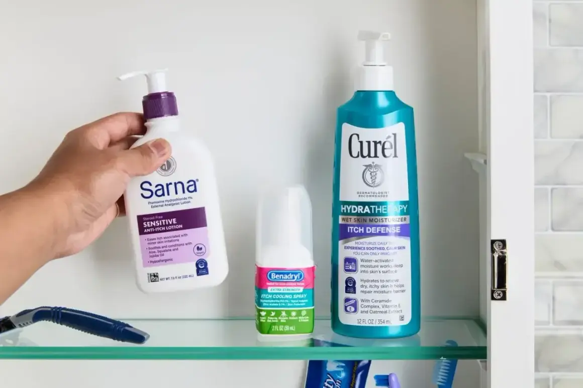Dłoń sięga po balsam Sarna, by złagodzić swędzące plecy. Obok spray Benadryl i balsam Curél.