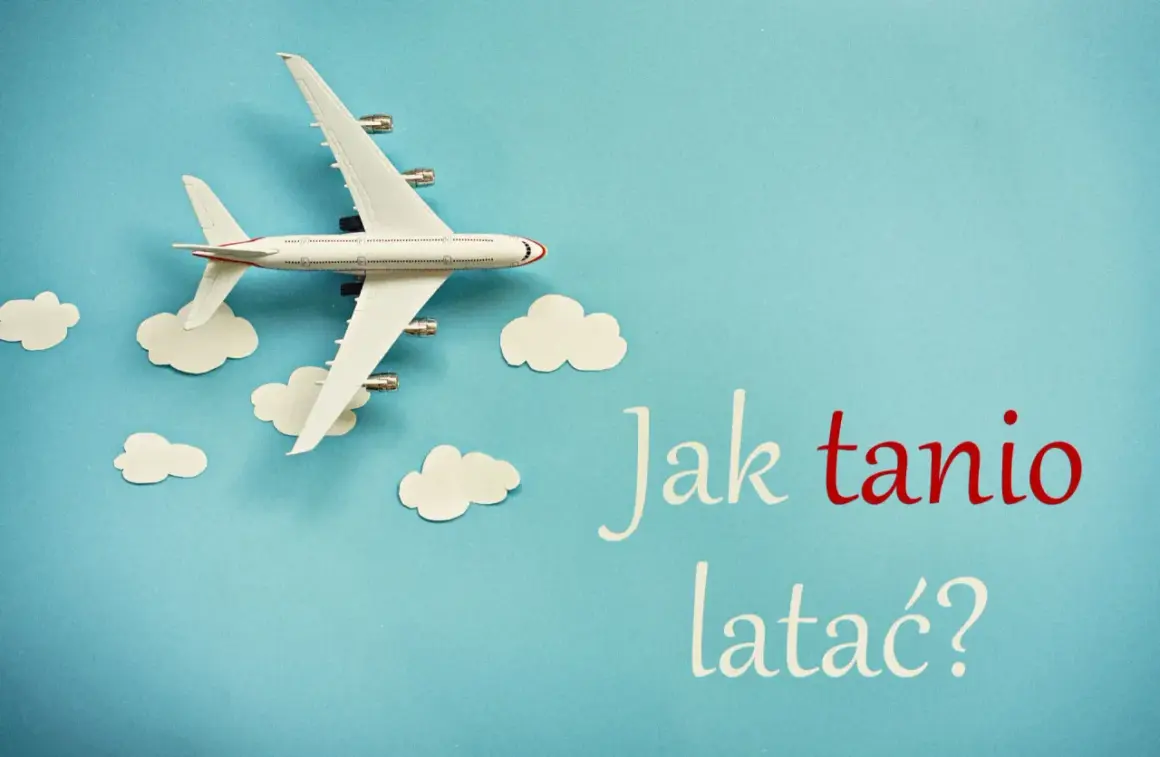 Model samolotu wśród chmurek, obok napis "Jak tanio latać?". Odkryj sposoby na tanie podróże ze wszystkimi liniami lotniczymi.