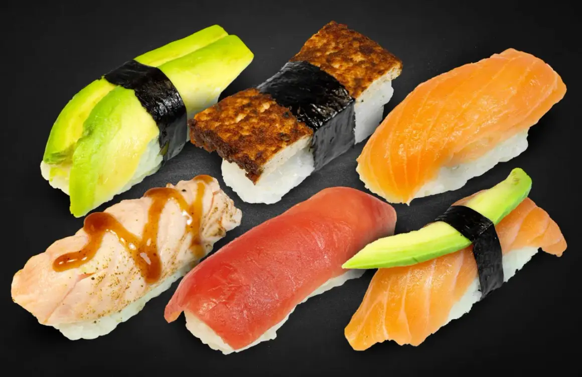 Sechs Nigiri-Sushi-Stücke: Lachs, Thunfisch, Avocado und Tamagoyaki. Was ist Nigiri? Sushi mit Reis und Belag, oft mit Nori umwickelt.