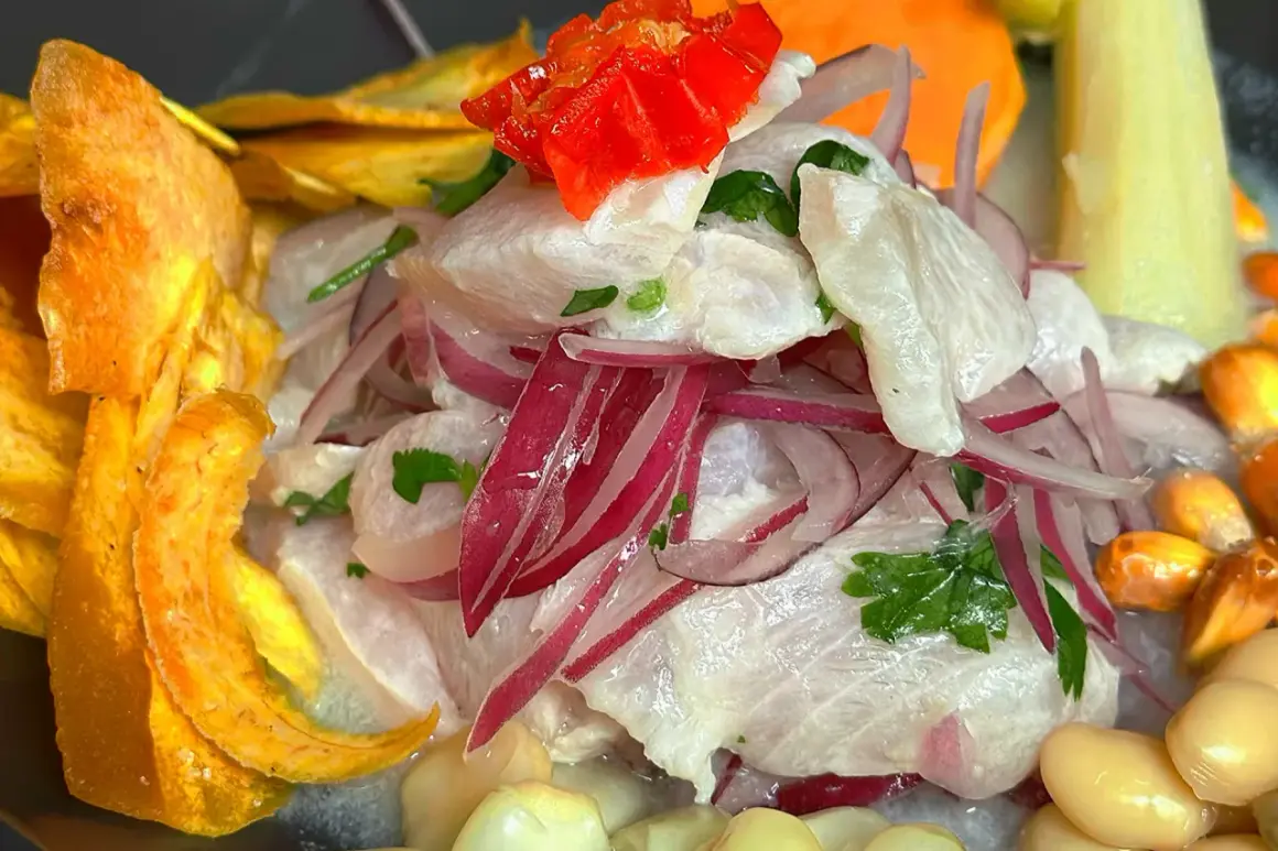 Ceviche fresco con camote, choclo y cancha serrana, un festín que evoca el origen del ceviche.