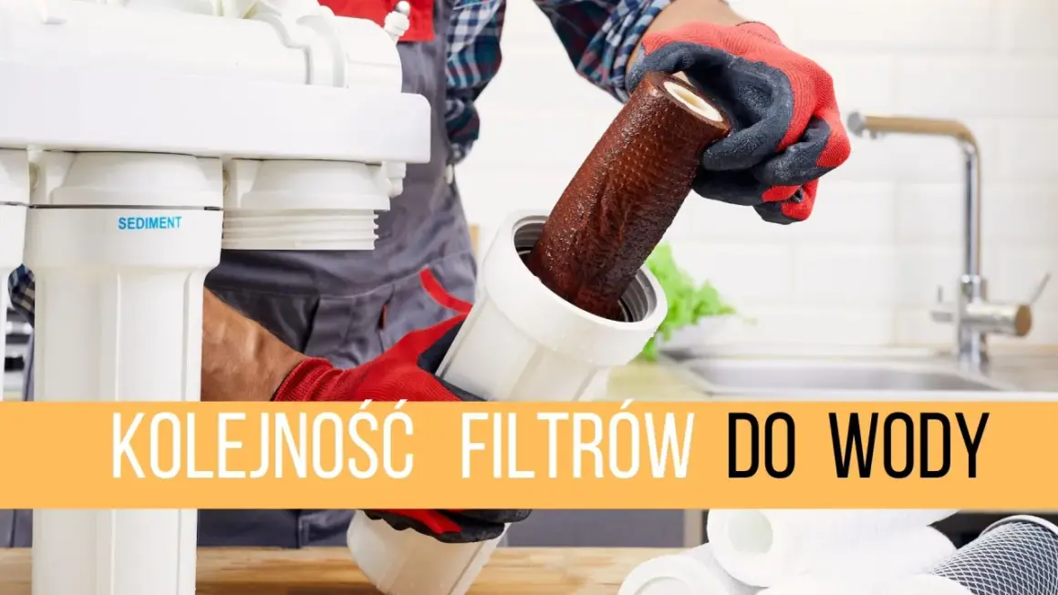 Rękawiczki ochronne pokazują, jak wymienić brudny filtr w systemie filtracji wody. Kolejność filtrów do wody jest kluczowa dla czystej wody.