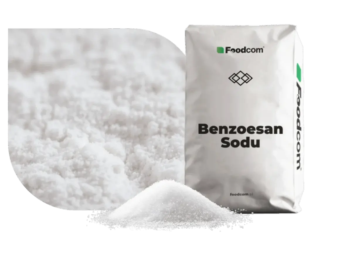 Biały proszek, benzoesan sodu, w opakowaniu Foodcom. Składnik wielu kosmetyków, zapewniający ich trwałość.