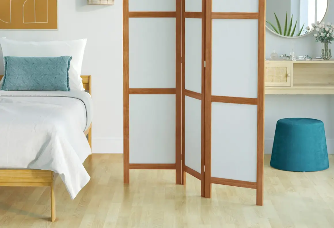 Un paravent en bois et tissu blanc, parfait pour fabriquer un coin intime dans une chambre.