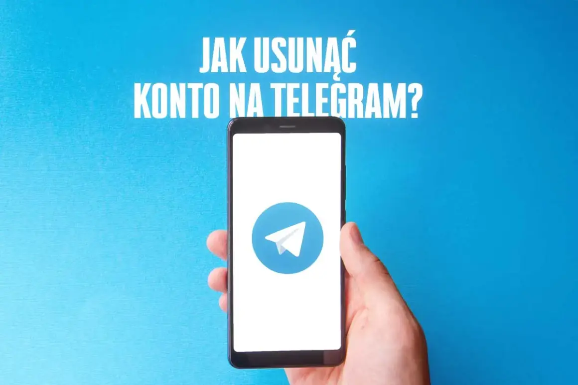 Dłoń trzyma smartfon z logo Telegram na niebieskim tle.