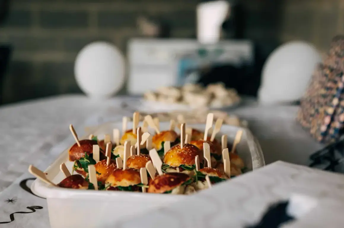 Mini burgery z patyczkami, idealne na imprezę. Szukasz pomysłu, gdzie zjeść w Łodzi? Te smakołyki to świetna alternatywa!