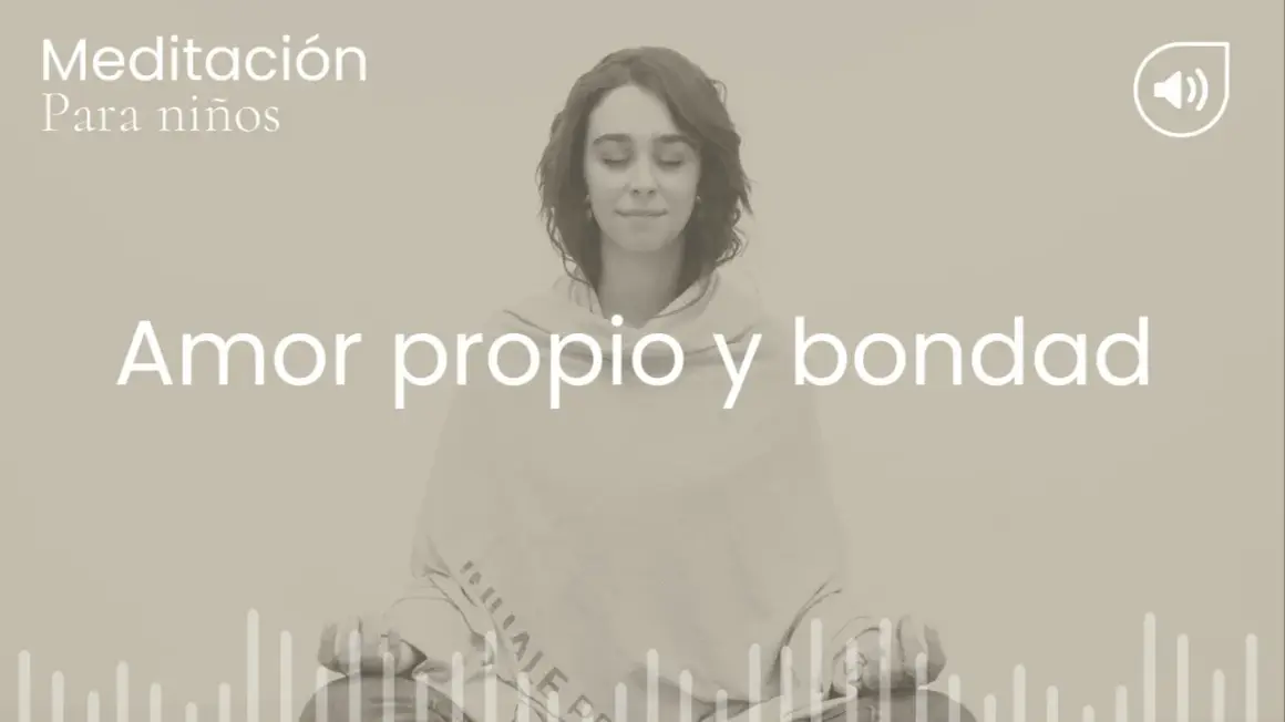 Joven en meditación metta para niños, cultivando amor propio y bondad.
