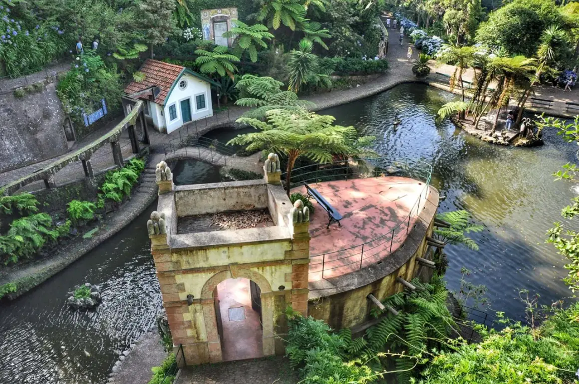 Urokliwy ogród z mostkami, domkiem i stawem. Wspaniałe **Funchal atrakcje** dla każdego.