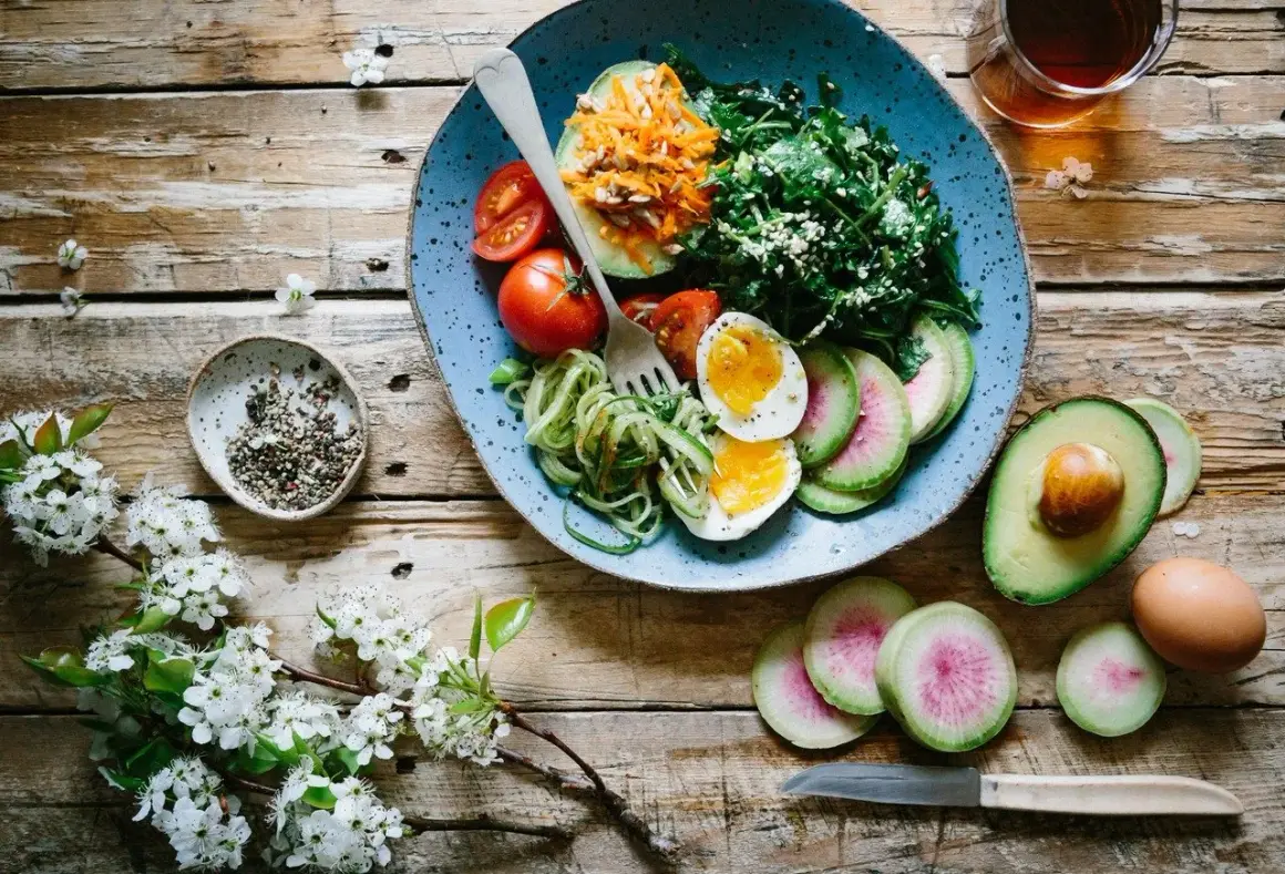 Kolorowa sałatka z awokado, jajkiem i warzywami. Idealna na śniadanie, gdy szukasz inspiracji na dietę ketogeniczną. Opinie są zachęcające!