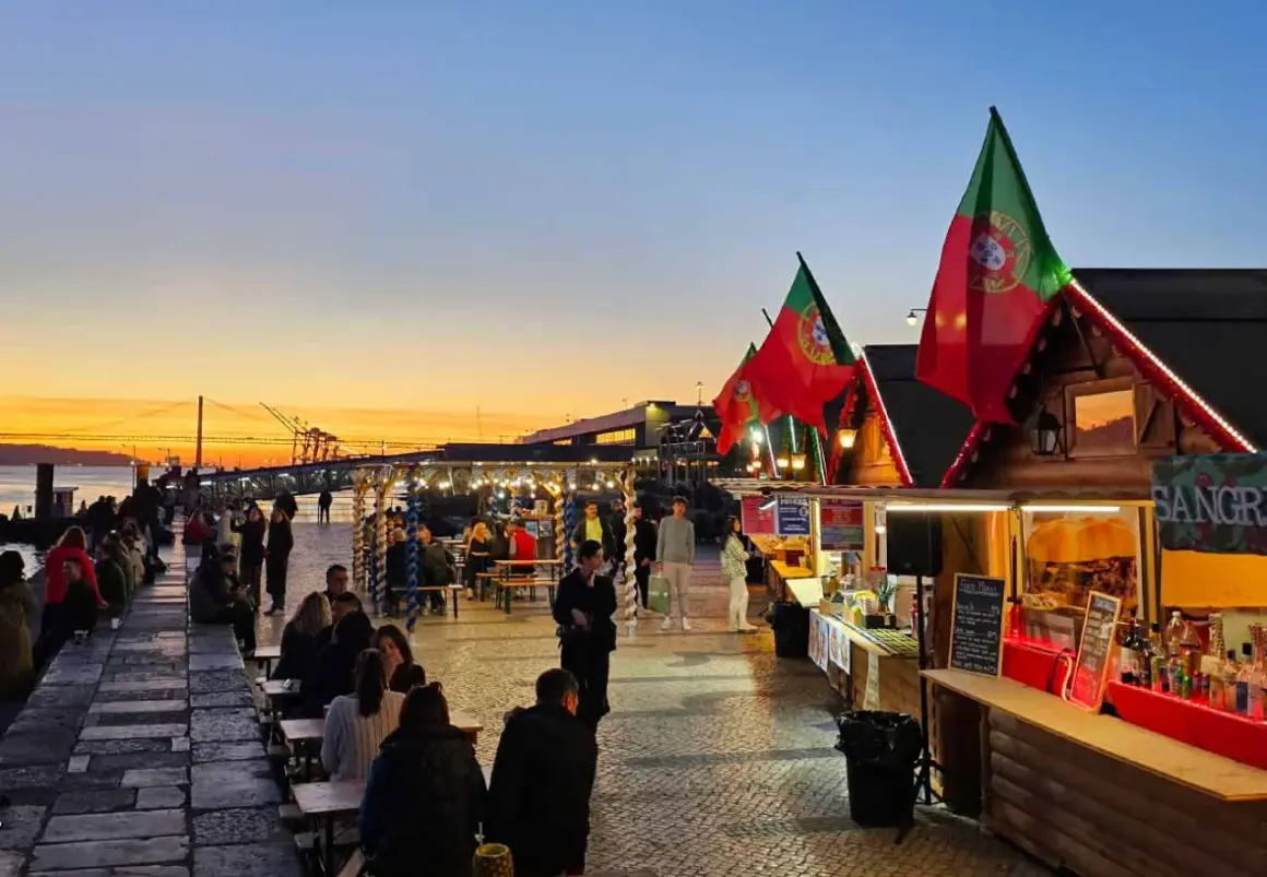 Serata vivace con bandiere portoghesi e bancarelle di cibo, un'atmosfera da club all'aperto a Lisbona.