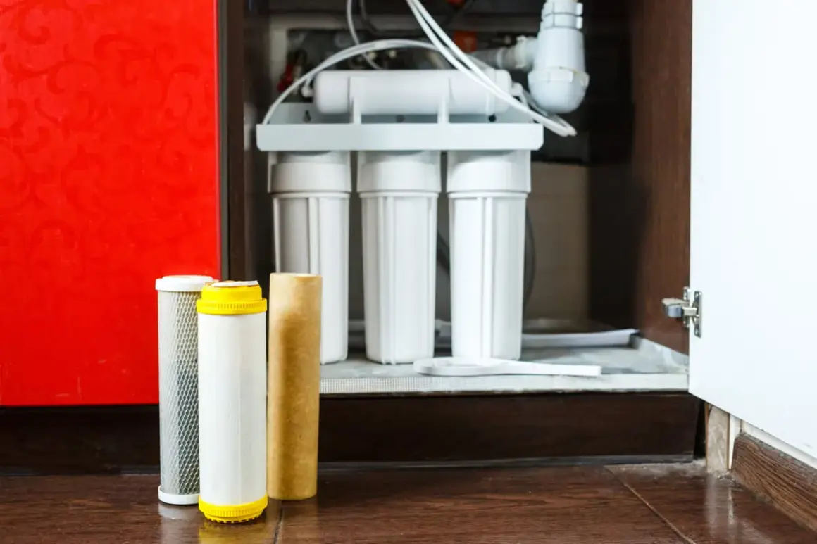 Filtres pour système de purification d'eau, prêts pour le remplacement. Apprenez comment nettoyer de la résine pour une eau pure.