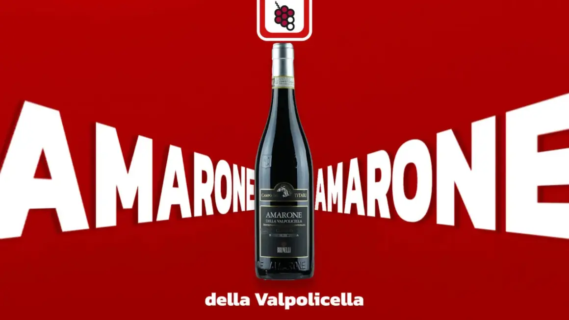 Butelka Amarone della Valpolicella na tle napisu "AMARONE".
