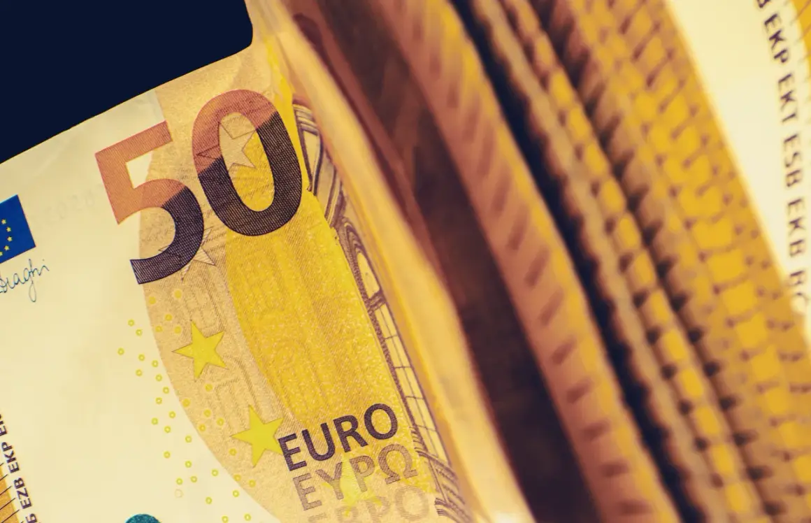 Stos banknotów 50 euro, symbolizujący potencjalne zyski. Czy warto inwestować w euro?