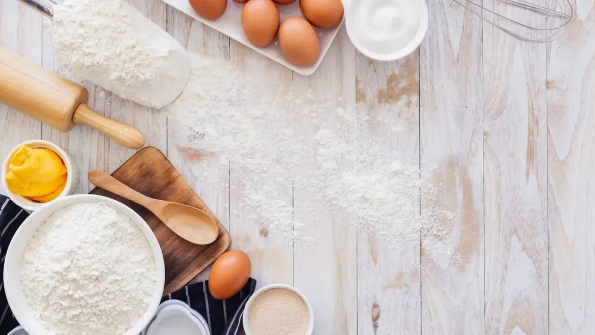 Zutaten für ei ersatz backen: Mehl, Eier, Butter, Zucker und Hefe liegen bereit.