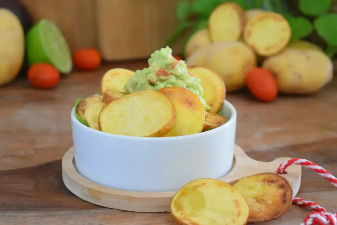 Selbstgemachte Kartoffelchips mit Guacamole, ein leckerer Snack.