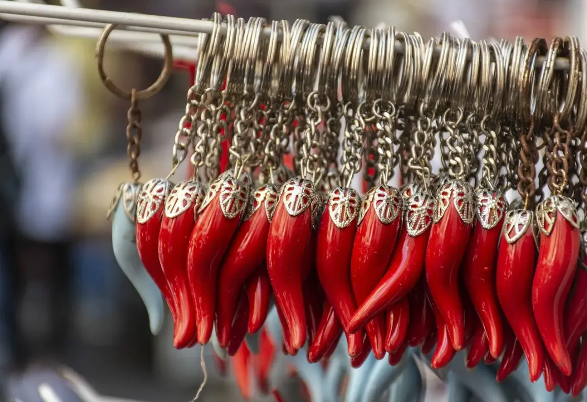 Portachiavi a forma di peperoncino rosso, un amuleto portafortuna. L'uocchie so pegg re scuppettate!
