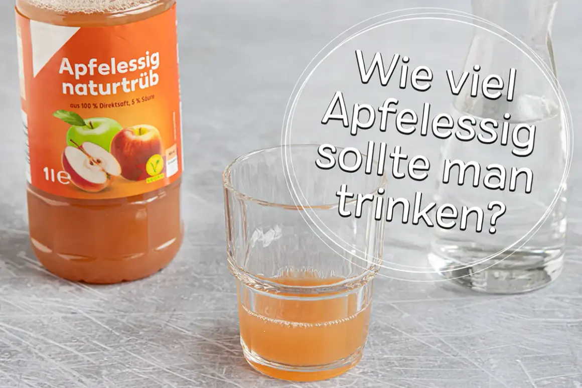 Flasche naturtrüber Apfelessig neben einem Glas mit Apfelessig-Wasser-Mischung. Die Frage "Wie viel Apfelessig sollte man trinken?" wird thematisiert.